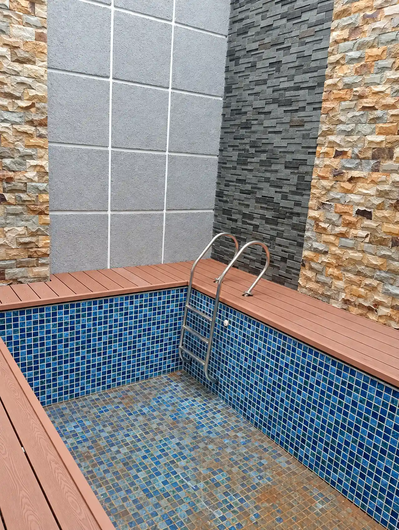 Decking WPC Champion di tepi kolam