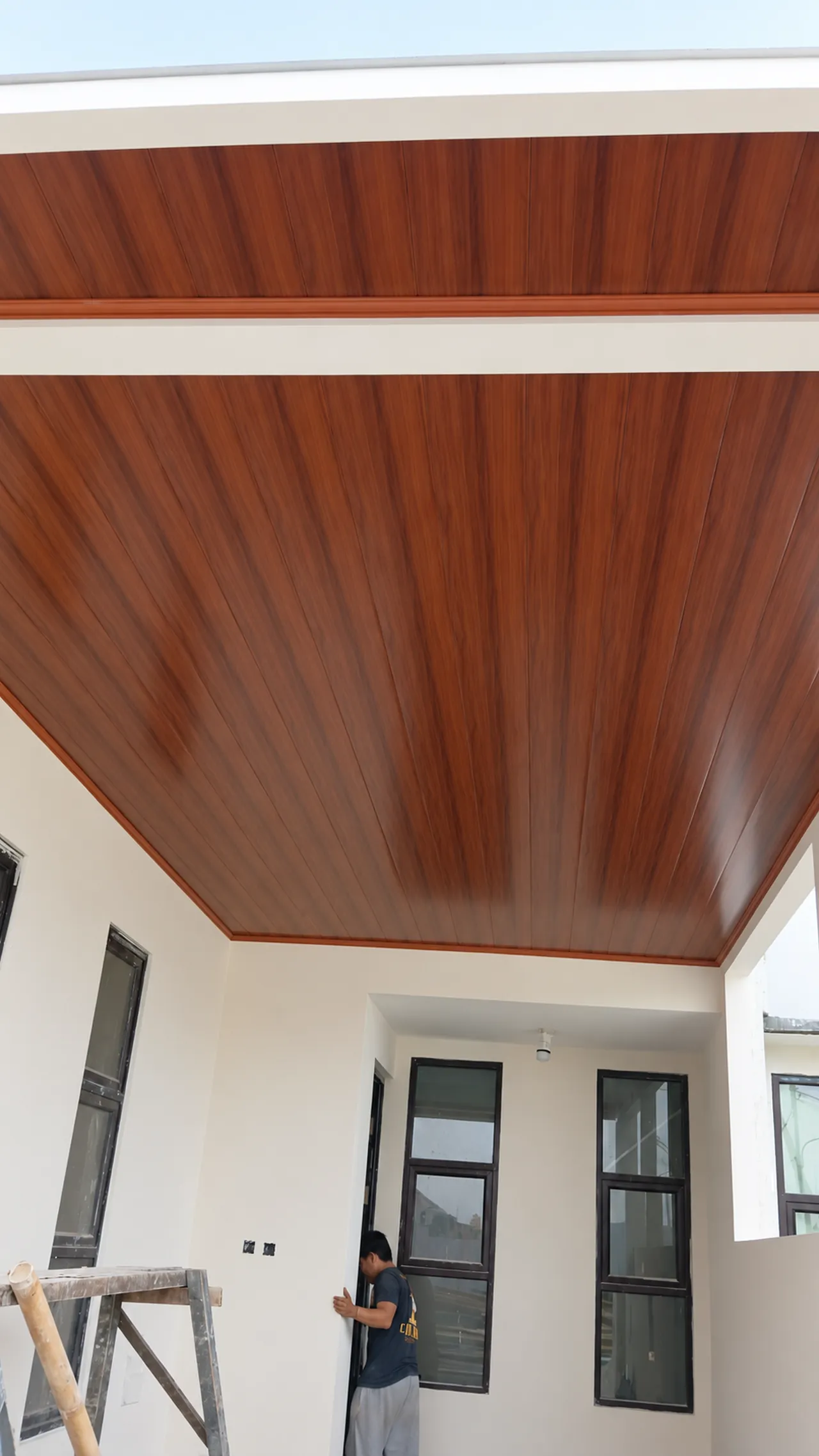 Teras dengan plafon PVC motif kayu