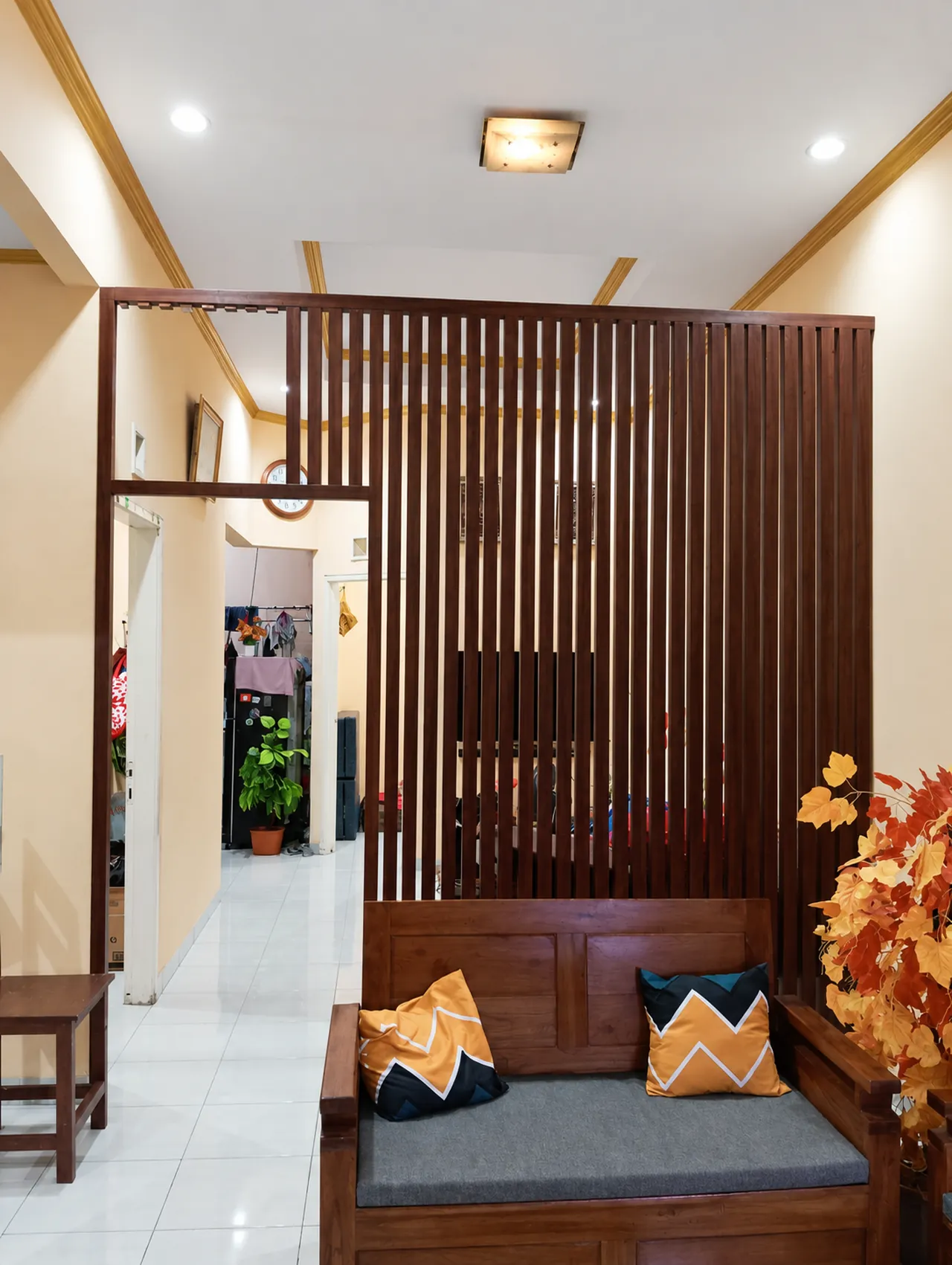 Sekat kisi-kisi Timbertube di area pintu masuk