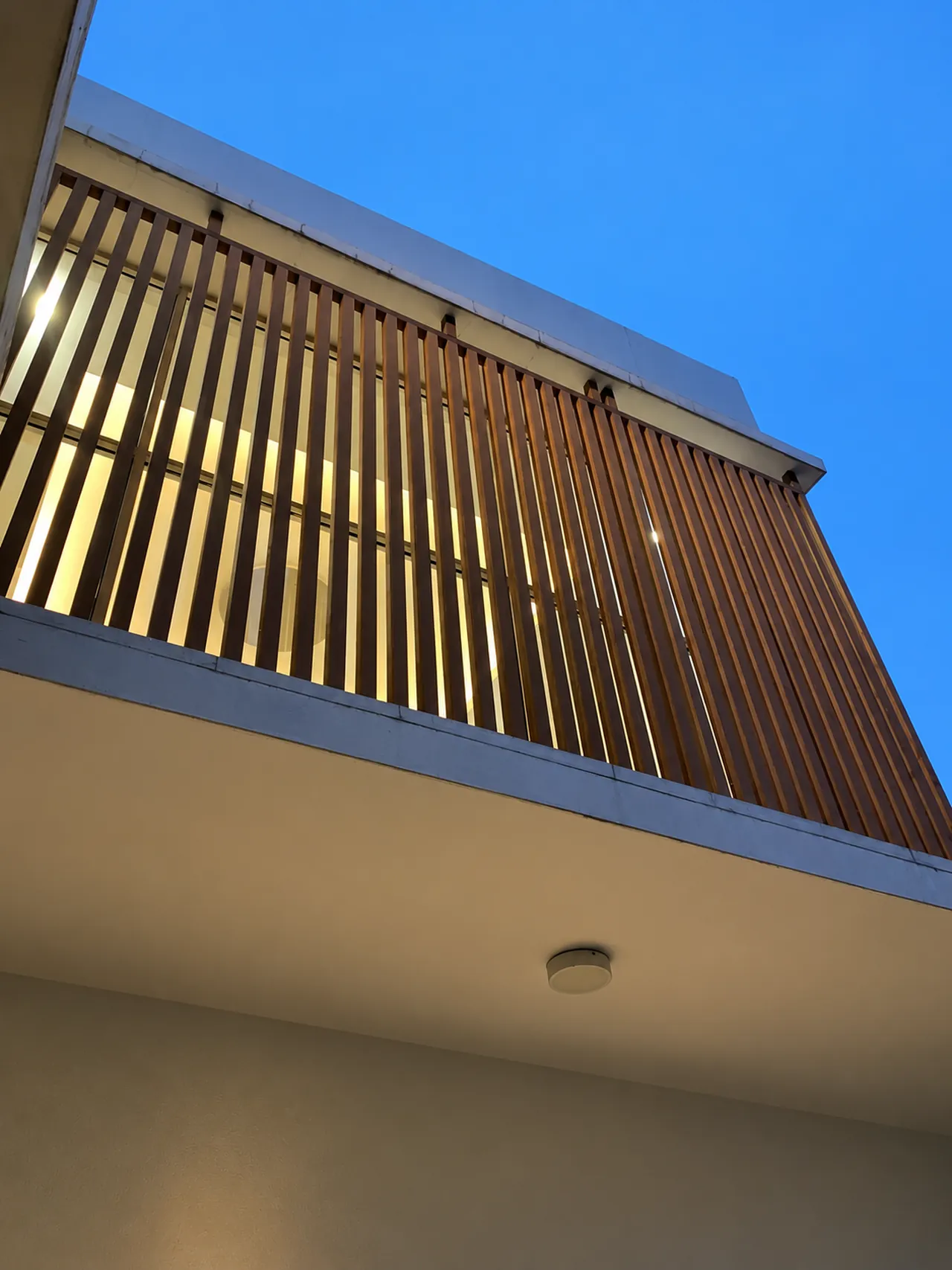 Fasad rumah dengan sekat WPC