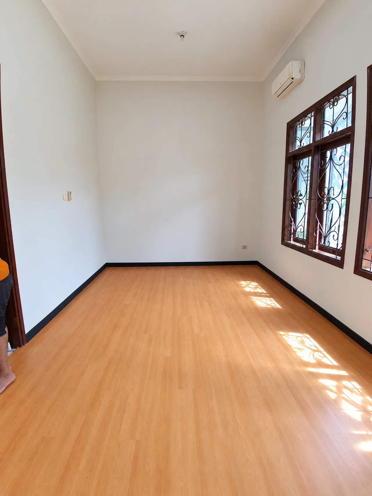 Kamar dengan lantai SPC Greatwood