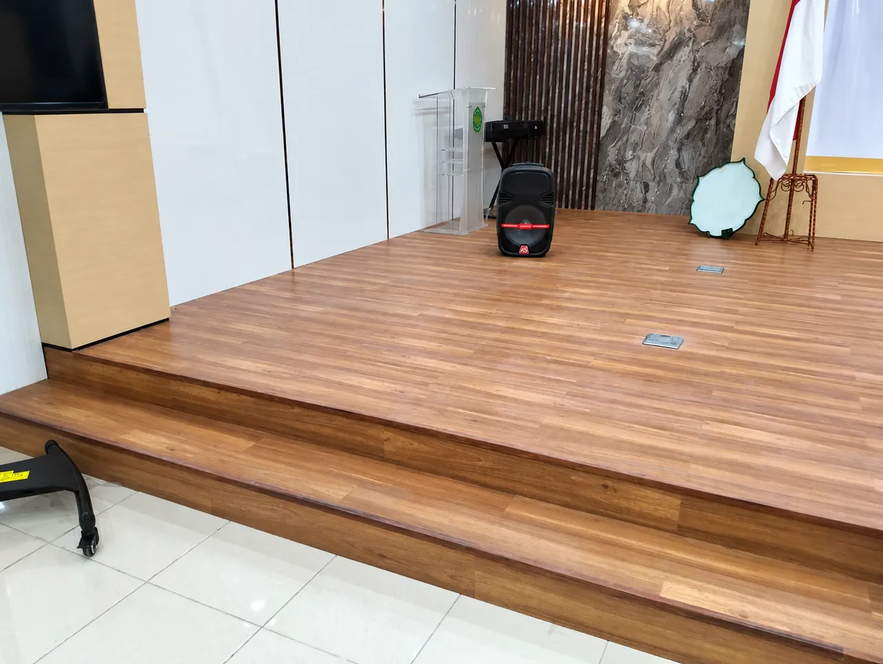 Panggung berlapis Decovinyl GPI 726 di atas lantai keramik putih