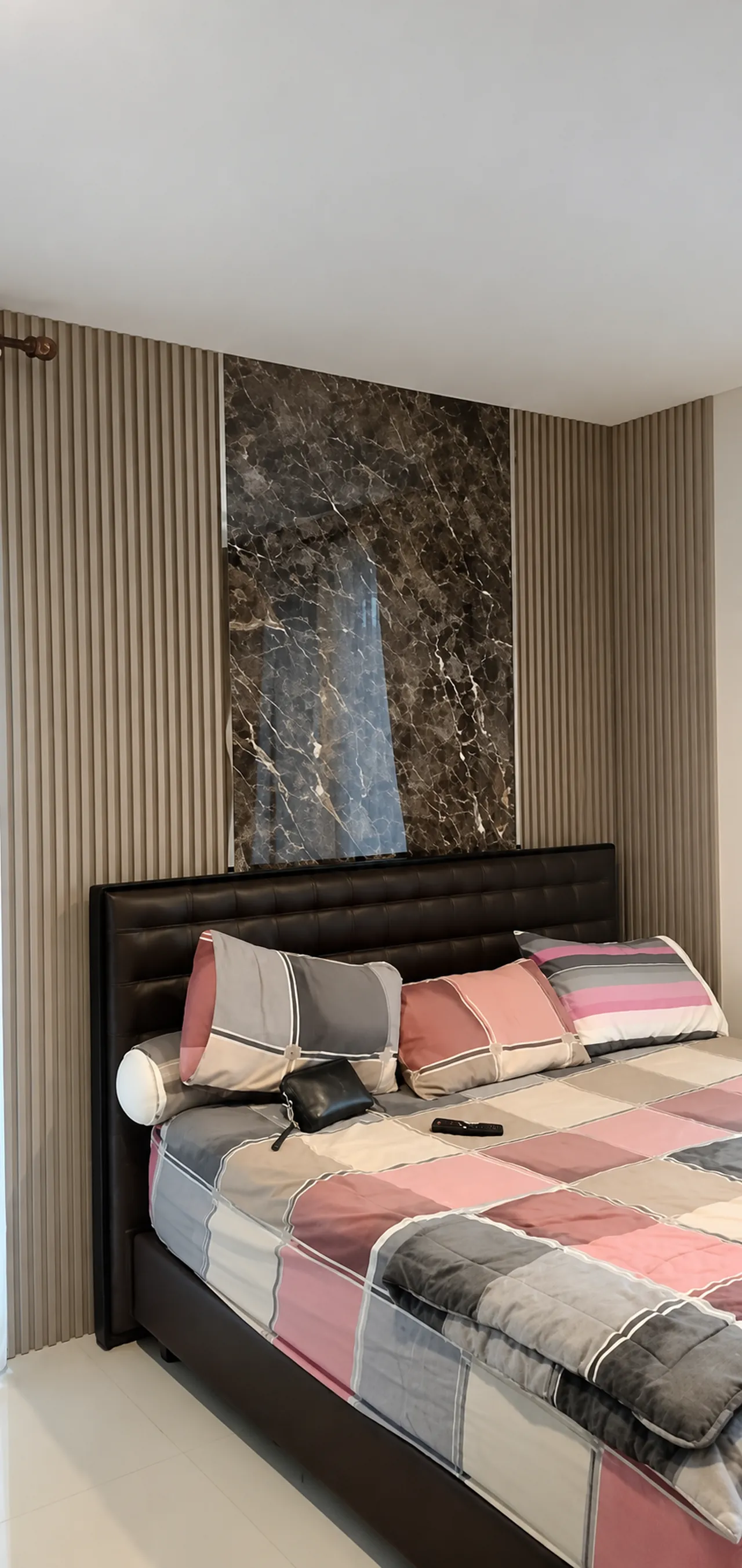 Kamar tidur dengan Wallpanel Timberwood